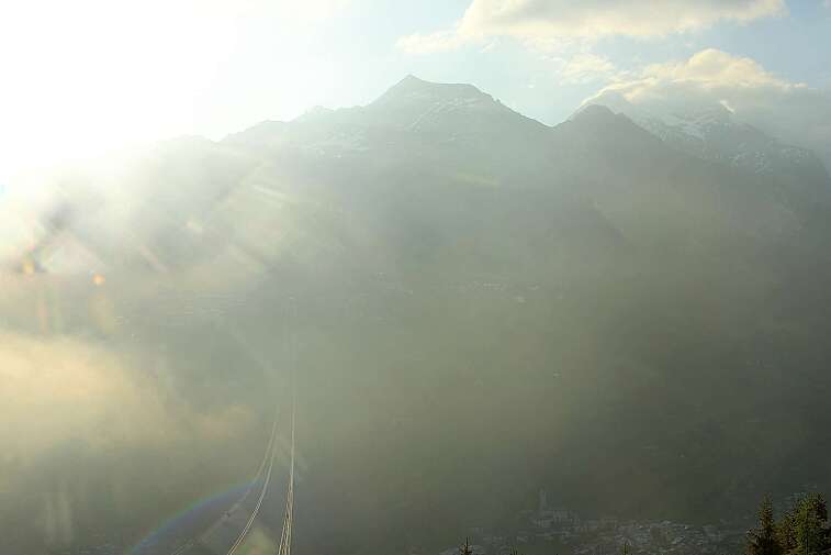 This webcam view in Plan Peisey from the Vanoise Express cable car -- which carries 2000 people per hour in its two huge double-decker cable cars -- gives great views across the valley