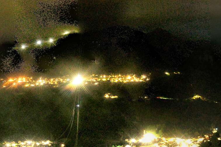This webcam view in Plan Peisey from the Vanoise Express cable car -- which carries 2000 people per hour in its two huge double-decker cable cars -- gives great views across the valley