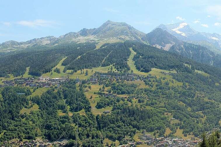 This webcam view in Plan Peisey from&nbsp;the Vanoise Express cable car -- which carries 2000 people per hour in its two huge double-decker cable cars -- gives great views across the valley