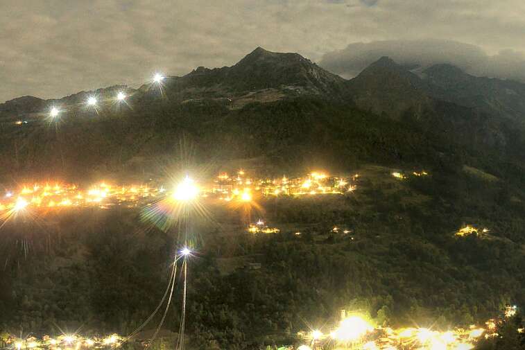 This webcam view in Plan Peisey from&nbsp;the Vanoise Express cable car -- which carries 2000 people per hour in its two huge double-decker cable cars -- gives great views across the valley