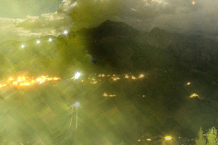 This webcam view in Plan Peisey from&nbsp;the Vanoise Express cable car -- which carries 2000 people per hour in its two huge double-decker cable cars -- gives great views across the valley
