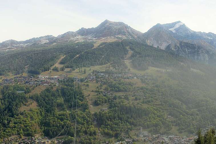This webcam view in Plan Peisey from&nbsp;the Vanoise Express cable car -- which carries 2000 people per hour in its two huge double-decker cable cars -- gives great views across the valley
