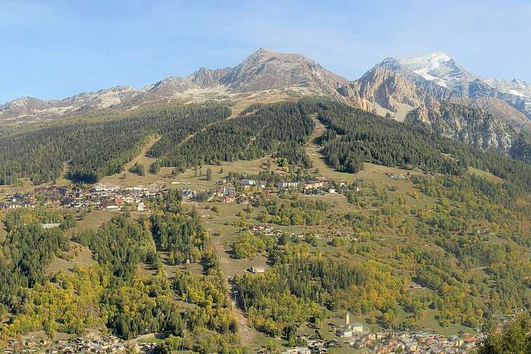 This webcam view in Plan Peisey from&nbsp;the Vanoise Express cable car -- which carries 2000 people per hour in its two huge double-decker cable cars -- gives great views across the valley