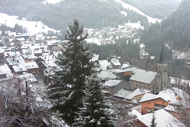 This webcam overlooks the village of Châtel, situated at 1200 metres, and gives you a glimpse of the conditions at the bottom of the Portes Du Soleil ski slopes