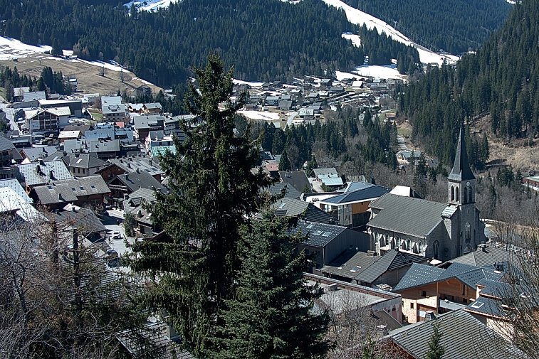 This webcam overlooks the village of Châtel, situated at 1200 metres, and gives you a glimpse of the conditions at the bottom of the Portes Du Soleil ski slopes