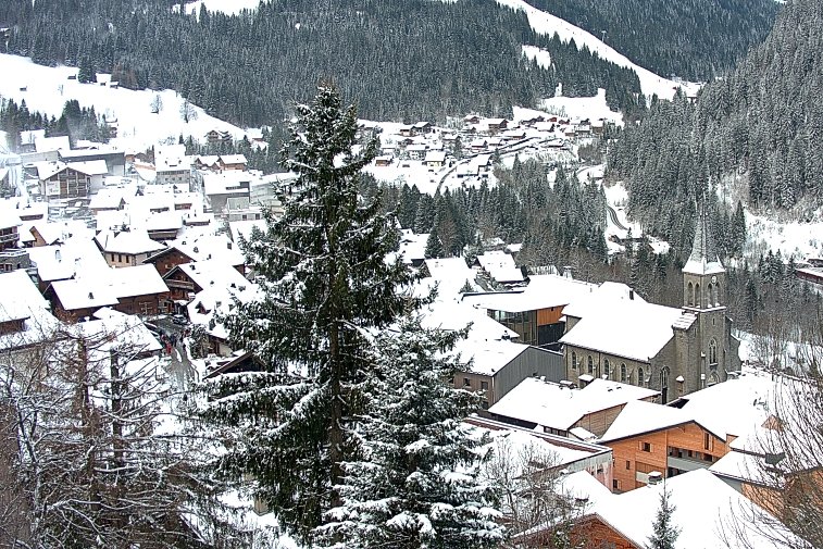 This webcam overlooks the village of Châtel, situated at 1200 metres, and gives you a glimpse of the conditions at the bottom of the Portes Du Soleil ski slopes