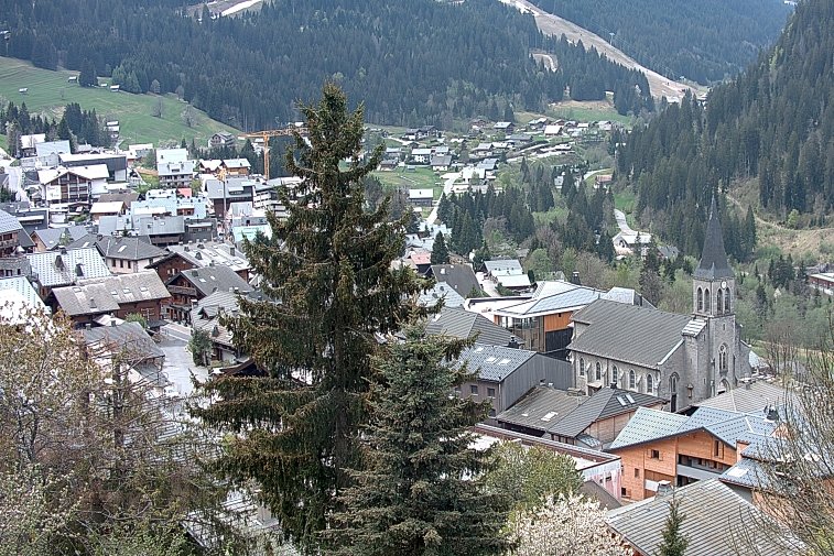 This webcam overlooks the village of Châtel, situated at 1200 metres, and gives you a glimpse of the conditions at the bottom of the Portes Du Soleil ski slopes