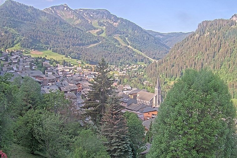This webcam overlooks the village of Châtel, situated at 1200 metres, and gives you a glimpse of the conditions at the bottom of the Portes Du Soleil ski slopes
