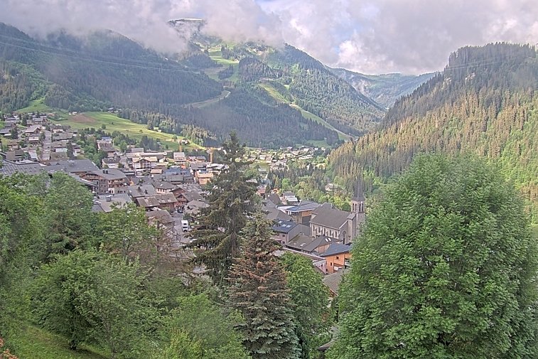 This webcam overlooks the village of Châtel, situated at 1200 metres, and gives you a glimpse of the conditions at the bottom of the Portes Du Soleil ski slopes