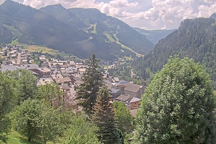 This webcam overlooks the village of Châtel, situated at 1200 metres, and gives you a glimpse of the conditions at the bottom of the Portes Du Soleil ski slopes