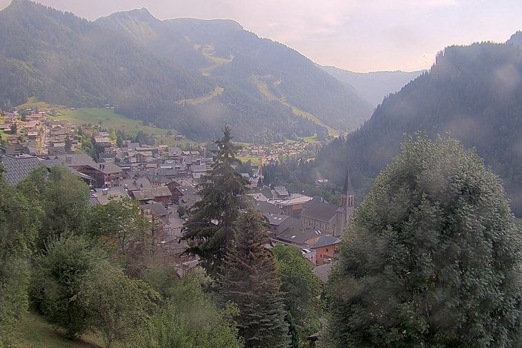 This webcam overlooks the village of Ch&acirc;tel, situated at 1200 metres, and gives you a glimpse of the conditions&nbsp;at the bottom of the Portes Du Soleil&nbsp;ski slopes