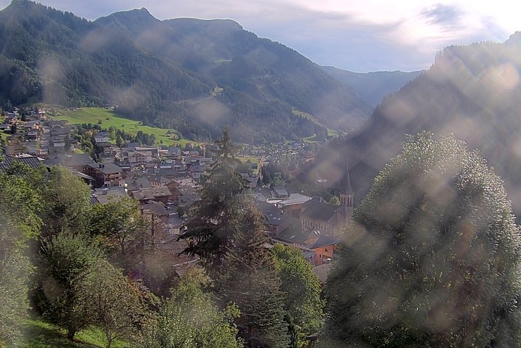 This webcam overlooks the village of Ch&acirc;tel, situated at 1200 metres, and gives you a glimpse of the conditions&nbsp;at the bottom of the Portes Du Soleil&nbsp;ski slopes