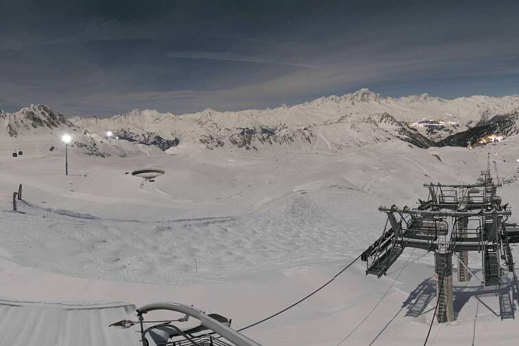 Fantastic view over the Les Arcs ski area from this webcam at Arcabulle (2600m), with Mont Blanc in the background