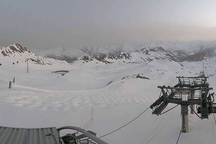Fantastic view over the Les Arcs ski area from this webcam at Arcabulle (2600m), with Mont Blanc in the background