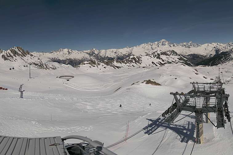 Fantastic view over the Les Arcs ski area from this webcam at Arcabulle (2600m), with Mont Blanc in the background