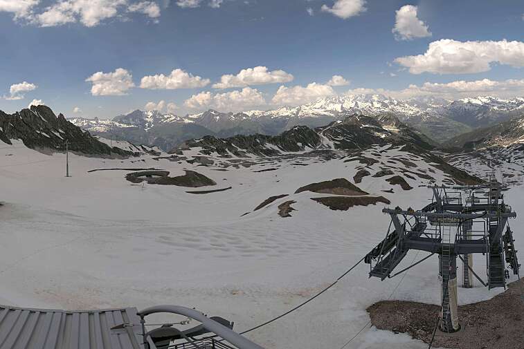 Fantastic view over the Les Arcs ski area from this webcam at Arcabulle (2600m), with Mont Blanc in the background