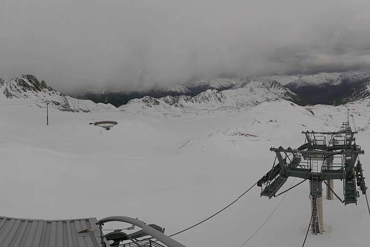 Fantastic view over the Les Arcs ski area from this webcam at Arcabulle (2600m), with Mont Blanc in the background