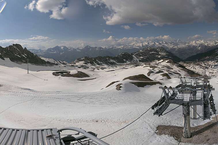 Fantastic view over the Les Arcs ski area from this webcam at Arcabulle (2600m), with Mont Blanc in the background