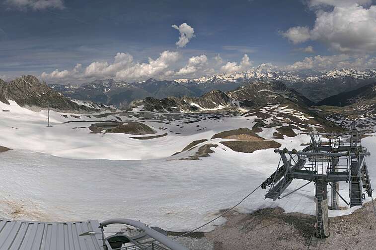 Fantastic view over the Les Arcs ski area from this webcam at Arcabulle (2600m), with Mont Blanc in the background