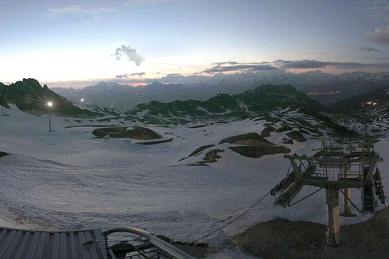 Fantastic view over the Les Arcs ski area from this webcam at Arcabulle (2600m), with Mont Blanc in the background