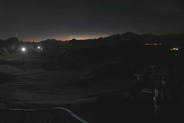 Fantastic view over the Les Arcs ski area from this webcam at Arcabulle (2600m), with Mont Blanc in the background