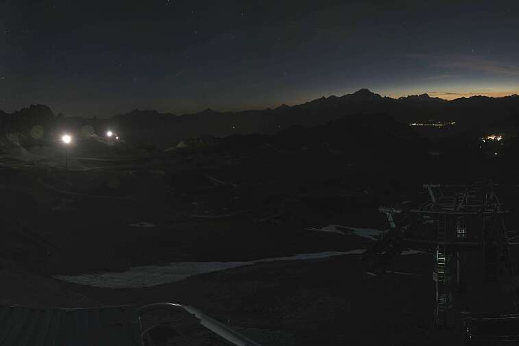 Fantastic view over the Les Arcs ski area from this webcam at Arcabulle (2600m), with Mont Blanc in the background