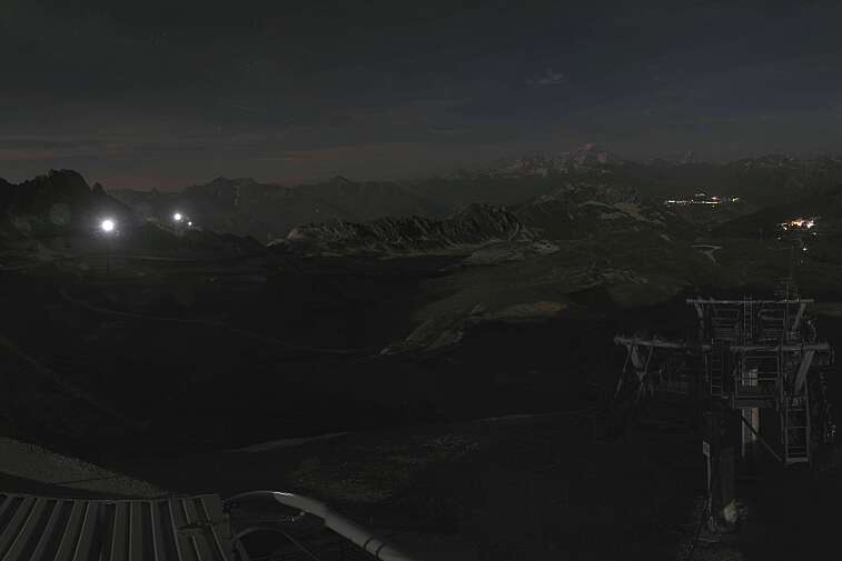 Fantastic view over the Les Arcs ski area from this webcam at Arcabulle (2600m), with Mont Blanc in the background