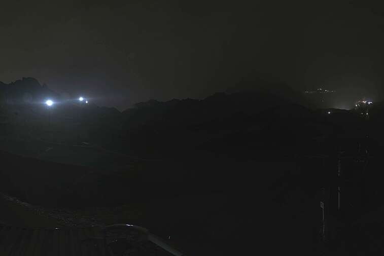 Fantastic view over the Les Arcs ski area from this webcam at Arcabulle (2600m), with Mont Blanc in the background
