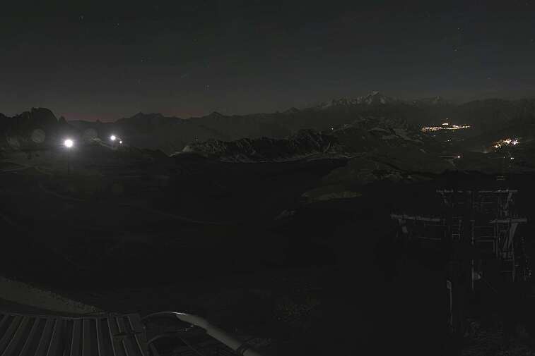 Fantastic view over the Les Arcs ski area from this webcam at Arcabulle (2600m), with Mont Blanc in the background