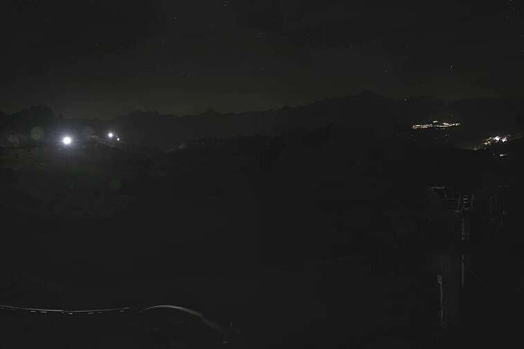 Fantastic view over the Les Arcs ski area from this webcam at Arcabulle (2600m), with Mont Blanc in the background