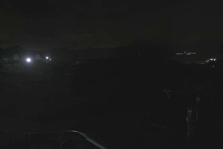 Fantastic view over the Les Arcs ski area from this webcam at Arcabulle (2600m), with Mont Blanc in the background