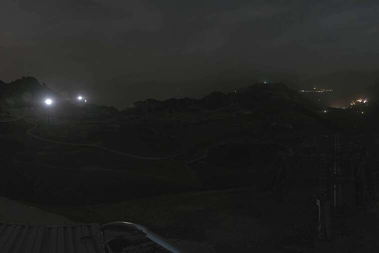 Fantastic view over the Les Arcs ski area from this webcam at Arcabulle (2600m), with Mont Blanc in the background