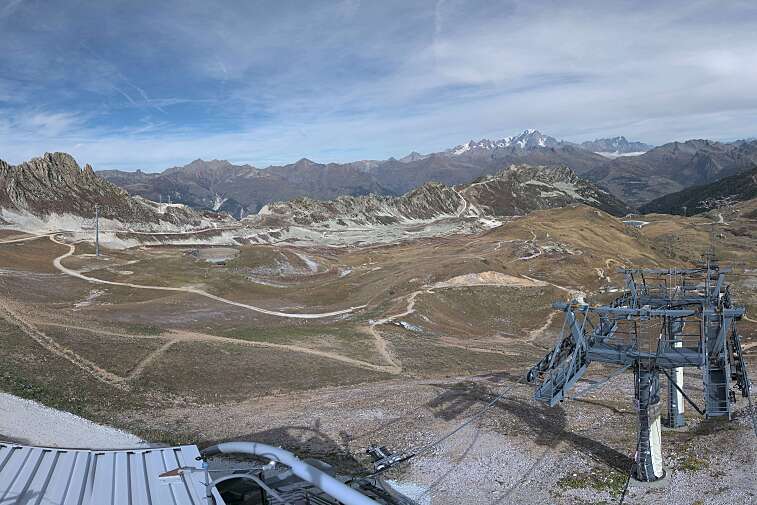 Fantastic view over the Les Arcs ski area from this webcam at Arcabulle (2600m), with Mont Blanc in the background