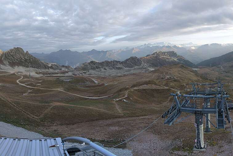 Fantastic view over the Les Arcs ski area from this webcam at Arcabulle (2600m), with Mont Blanc in the background