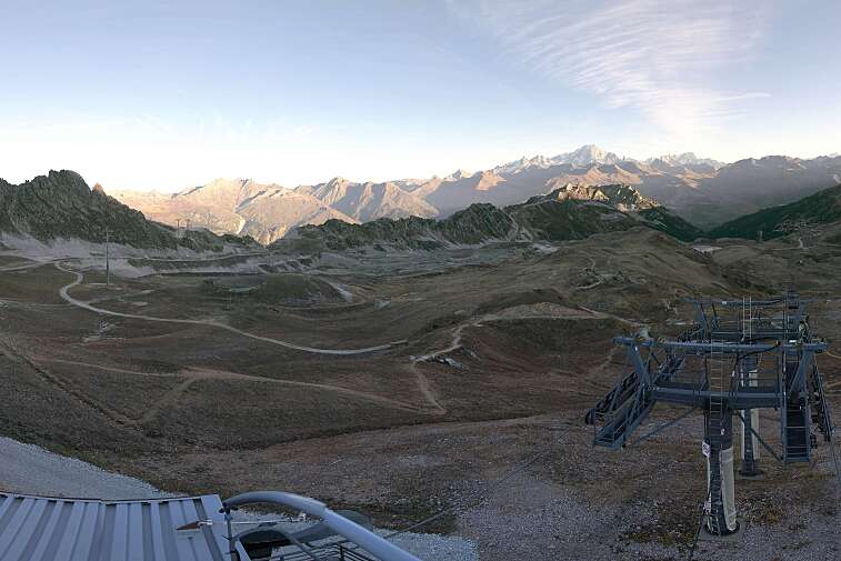 Fantastic view over the Les Arcs ski area from this webcam at Arcabulle (2600m), with Mont Blanc in the background