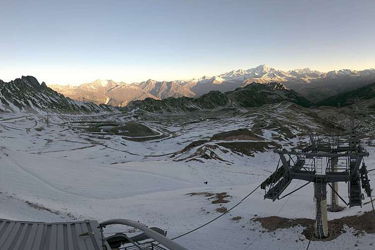 Fantastic view over the Les Arcs ski area from this webcam at Arcabulle (2600m), with Mont Blanc in the background