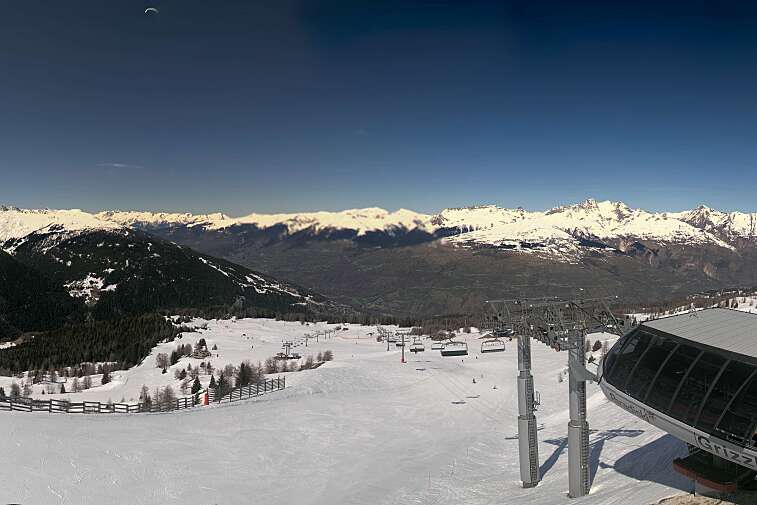 This webcam is situated at the top of the Grizzly chairlift in Peisey-Vallandry at 2280 metres