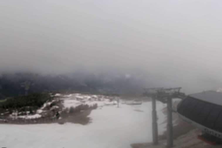 This webcam is situated at the top of the Grizzly chairlift in Peisey-Vallandry at 2280 metres